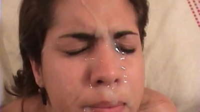 Frumoasa brunetă latină face sex dur